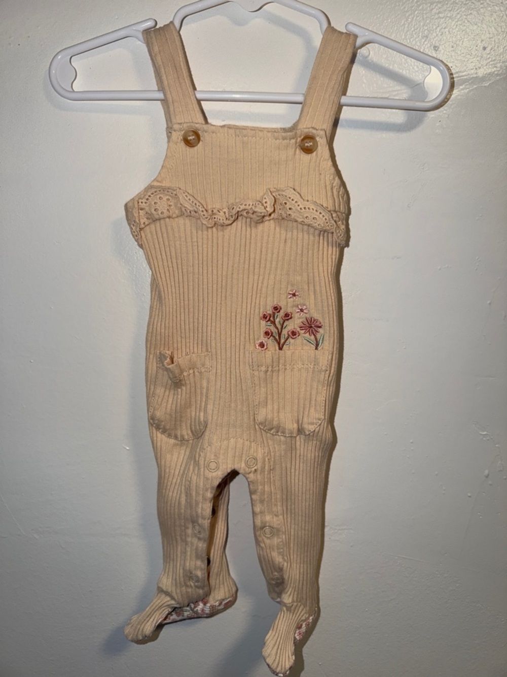 Daisy Fuentes Cream Ribbed Floral Embroidered Overalls
